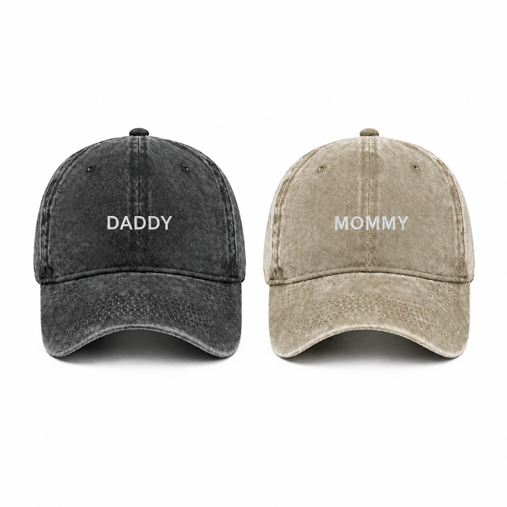 Čtvercová fotka černé kšiltovky DADDY a béžové MOMMY vedle sebe